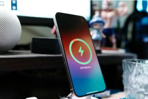 蔡甸苹果15换屏服务分享用什么充电器给iPhone15充电更好 